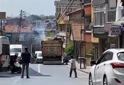 Sarıyer'de kamyon kabloları kopardı; esnaf elektriksiz kaldı