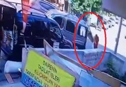 Otomobille çarpışan hafif ticari aracın açılan bagaj kapağı kadına çarptı; o anlar kamerada