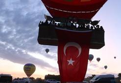 Kapadokya'da balonlar, 19 Mayıs'ta Türk bayraklarıyla havalandı
