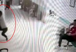 Doktor bıçakla saldırıdan kapıyı kilitleyerek kurtuldu