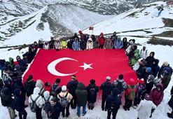 Palandöken'in karlı zirvesinde 19 Mayıs'ı kutladılar