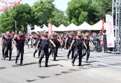 Diyarbakır’da 19 Mayıs kutlamalarında Yunus polislerinden zeybek gösterisi