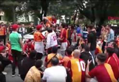 Galatasaraylı taraftarlar, derbi saatini Florya'da coşkuyla bekliyor