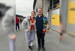 Ayağı alçıda derbiyi izlemeye geldi