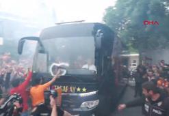 Galatasaray kafilesi, taraftarların tezahüratlarıyla tesislerden ayrıldı
