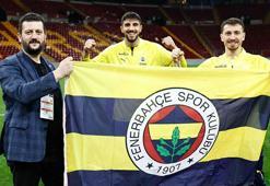 Fenerbahçeli futbolcular Galatasaray'ın sahasının ortasında bayrak açtı
