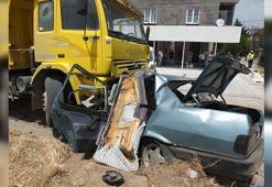 Yola çıkan köpek nedeniyle sürücüsü manevra yapan otomobil kamyonla çarpıştı: 3 ölü, 1 ağır yaralı