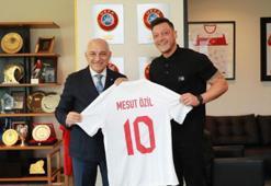 Mesut Özil'den TFF Başkanı Mehmet Büyükekşi'ye ziyaret