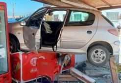 Kaldırıma çarpan otomobil, marketin önündeki dondurma dolabının üzerine çıktı