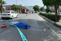 Makas atan motosikletin kasksız sürücüsü başını kaldırıma çarpıp öldü; kaza kamerada