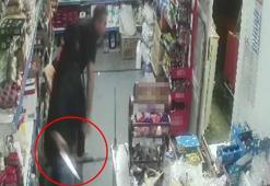 Ekmek bıçağıyla geldiği bakkaldaki 4 kişiye saldırdı; o anlar kamerada