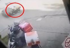 Ataşehir'de motorlu kurye ile otomobil kafa kafaya çarpıştı; kaza kamerada