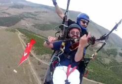 Gökyüzünde kemanıyla İzmir Marşı'nı çaldı