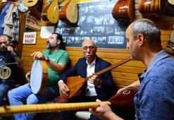 Masa oyunu ve sohbet yasak, Aşıklar Kahvesi'nde, 69 yıldır sadece saz çalınıp türkü söyleniyor