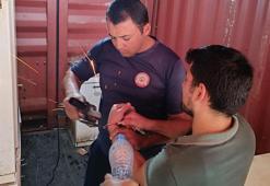 Yolda bulup bileğine taktığı kelepçeyi itfaiye çıkardı