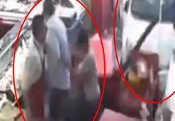 Otomobilin kasap dükkanına girdiği kaza kamerada