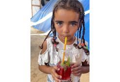 Diş teknisyeni Mokhtar Hamdi, Gazzeli çocuklara içecekler hazırlayarak onları mutlu ediyor