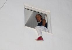 Mahallede çocukların üzerine benzin döküp, yakmaya çalıştı