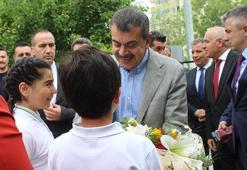 Bakan Tekin, 'Dünya Oyun Oynama Günü'nde çocuklarla oyun oynadı