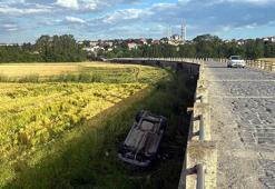 Edirne'de tarihi köprüden tarlaya düşen hafif ticari aracın şoförü 308 promil alkollü çıktı