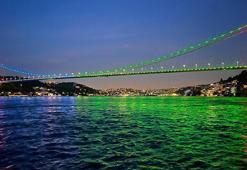 İstanbul'da köprüler Azerbaycan bayrağının renkleri ile ışıklandırıldı