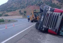 Devrilen TIR’ın sürücüsü yaralandı, dorsedeki 100 koyun öldü
