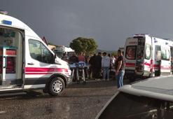 Karşı şeride geçip devrilen kamyon, işçi servisiyle çarpıştı: 14 yaralı