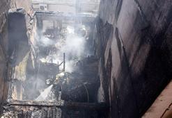 Beşiktaş'ta 2 katlı tarihi bina alev alev yandı