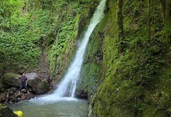 Düzce'de arka arkaya dökülen şelalelerden oluşan tabiat parkına ziyaretçi akını