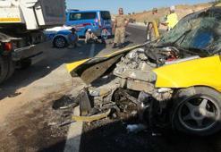 Kilis’te, kamyon ile taksi çarpıştı: 2 ölü, 8 yaralı