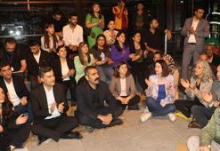 DEM Parti milletvekilleri, kayyım atamasına tepki gösterip oturma eylemi yaptı