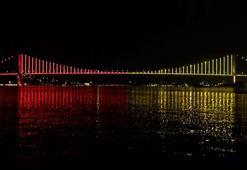 İstanbul'da köprüler sarı-kırmızı renklere büründü