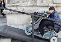 'Eserim olan sergiye katılamayacağım' deyince tarihi binaya engelli rampası yapıldı