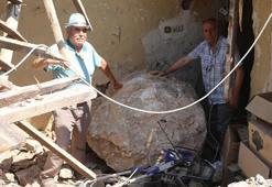 Taş ocağından yuvarlanan 3 tonluk kaya, evin duvarına çarptı