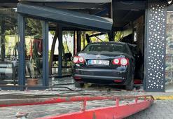 Kartal’da fren yerine gaza basan sürücü otomobiliyle kafeye girdi