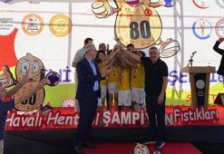 Minik hentbolcular kupalarını Samet Aybaba’dan aldı