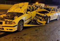 Zeytinburnu D-100 Karayolu'nda arıza yapan otomobile taksi çarptı: 1'i ağır 2 yaralı