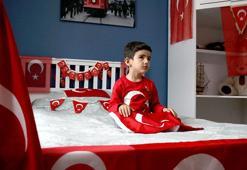4 yaşındaki Toprak'ın 'Türk bayrağı' tutkusu
