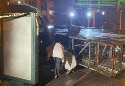 Yağmurdan korunmak için durağa sığındılar, üzerlerine reklam panosu devrildi: 1 ölü, 1 yaralı