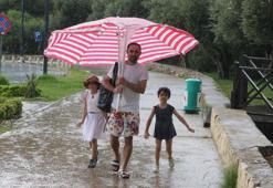 Antalya'da yağmur ve fırtına hayatı olumsuz etkiledi