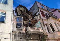 Fatih'te 2 katlı tarihi bina kısmen çöktü