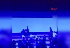 Cemal Reşit Rey'deki mezuniyet töreninde dev LED ekranın sahnedekilerin üzerine düşme anı kamerada