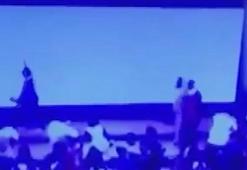 Cemal Reşit Rey'deki mezuniyet töreninde dev LED ekranın sahnedekilerin üzerine düşme anı kamerada