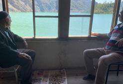 Baraj suyu köyü ikiye böldü; taşınmayan evlerde göl manzarası