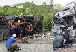 Bitlis’te yolcu otobüsü ile kamyon çarpıştı: 2 ölü, 4’ü ağır 30 yaralı