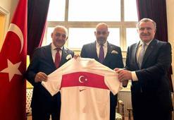 Bakan Bak ve TFF Başkanı Büyükekşi, Varşova Büyükelçiliği'nde ağırlandı