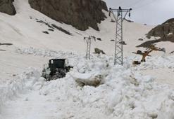 Yüksekova'da, askeri üs yolunda 6 metre karla mücadele