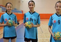 Üçüz kardeşler aynı okulda okuyup, aynı takımda oynuyor