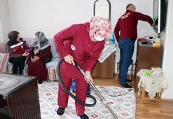 Evlerinde bayram temizliği yapılan yaşlı ve kimsesiz kadınların hayallerini de gerçekleştirdiler