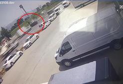 Karşı şeride geçen otomobil kamyonete çarptı; kaza anı kamerada